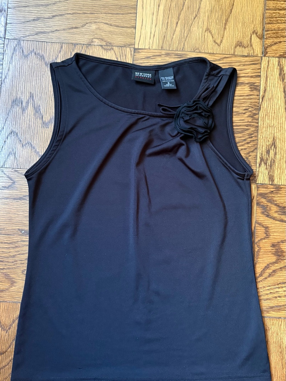 New York & Company Black Sleeveless Blouse/Top with Rose Appliqué Size Small